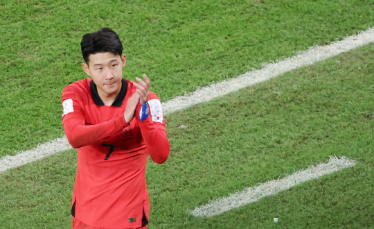 24일 오후(현지시간) 카타르 알라이얀의 에듀케이션 시티 스타디움에서 열린 2022 카타르 월드컵 조별리그 H조 1차전 대한민국과 우루과이 경기가 0-0 무승부로 끝났다. 대한민국은 승점 1점을 획득했다. 경기 종료 뒤 손흥민이 관중석의 팬들을 향해 인사하고 있다. [알라이얀=연합뉴스]